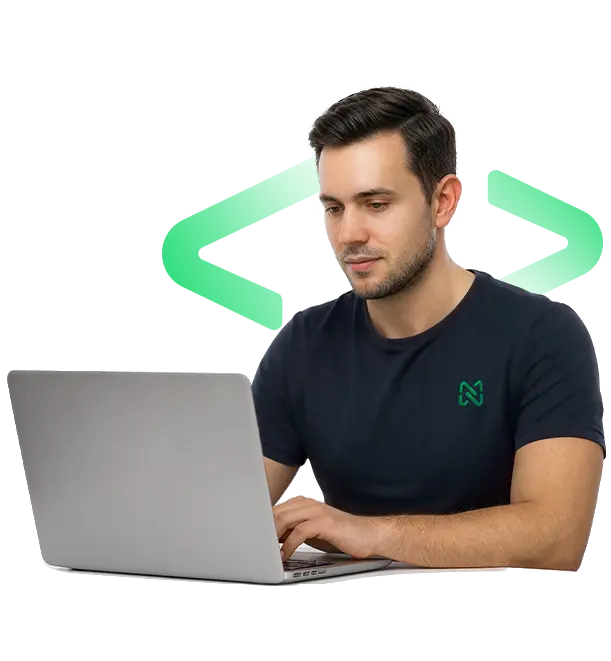 Experto en consultoría Cloud y DevOps trabajando con portátil